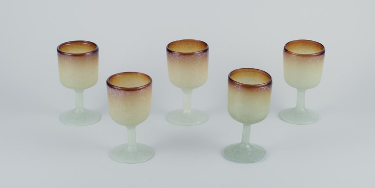 Napoleone Martinuzzi, Venini, Murano.Et sæt på fem rødvinsglas, kunstglas.