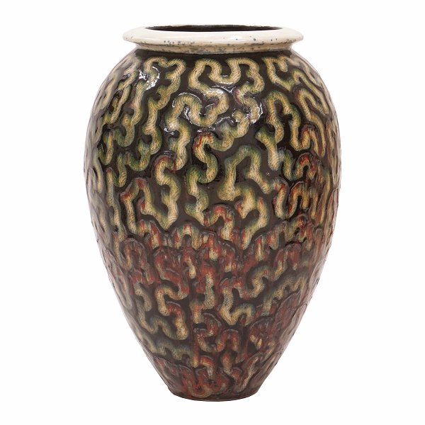 Stor Per Weiss vase i stentøj med jernglasur og organisk dekoration i form af sorte, mørkegrønne og røde farver og lyse stafferinger. Signeret. H: 65cm. D: 44cm