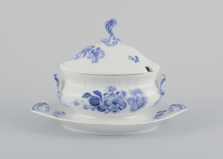 Royal Copenhagen Blå Blomst Svejfet.Saucekande med låg på fod.