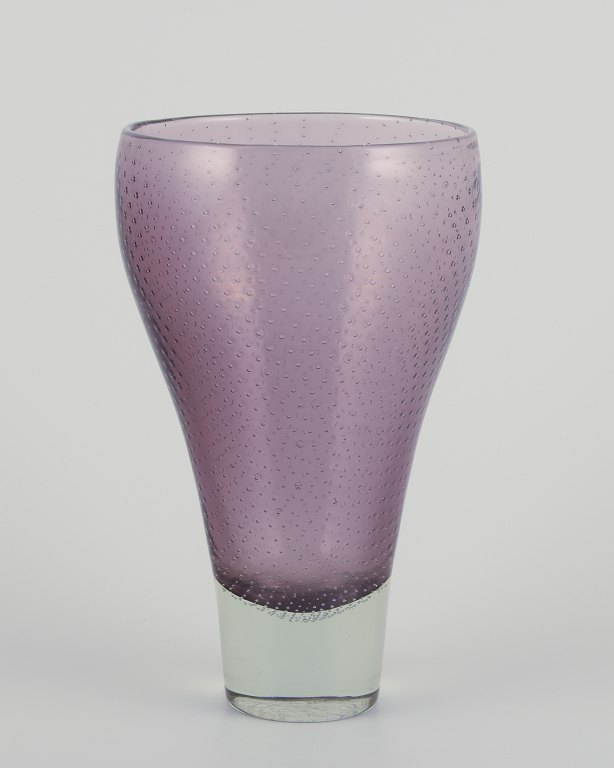 Gunnel Nyman for Nuutajärvi Notsjö.Modernist Finnish art glass vase.
