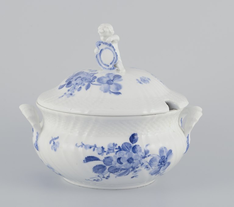 Royal Copenhagen Blå Blomst Svejfet.Rund lågterrin i porcelæn.