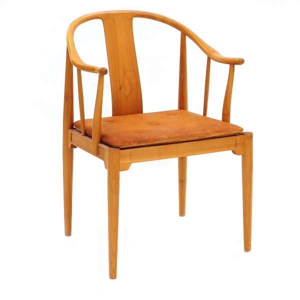 Hans Wegner Kina stol. Hans J. Wegner, 1914-2007, Kinastol i lyst kirsebærtræ med patineret hynde i cognacfarvet læder.