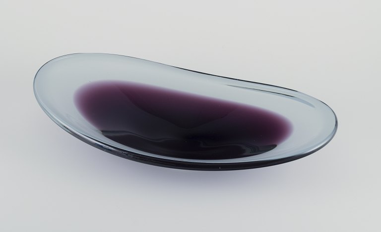 Vicke Lindstrand for Kosta Boda, Sweden.Large oblong bowl in art glass.