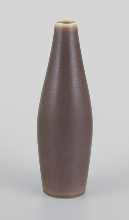 Per Linnemann-Schmidt for Palshus, Danmark.Stor keramikvase i olivengrøn harepelsglasur.