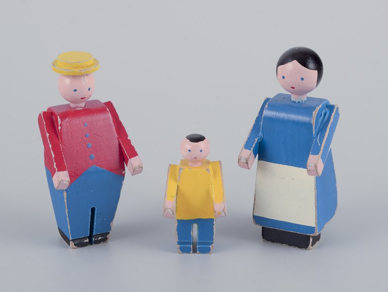 Kay Bojesen, dansk designer.To tidlige træfigurer i bondemand, bondekone og bondedreng.