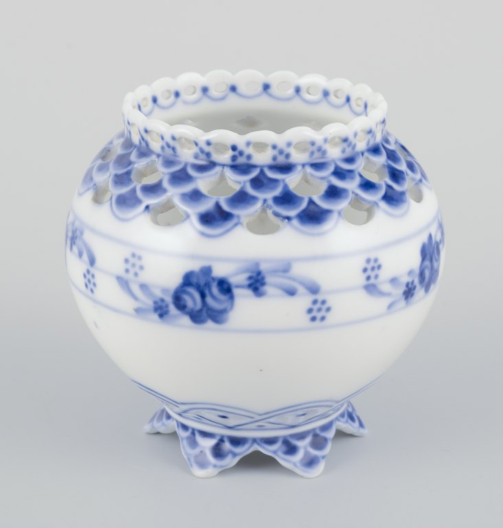 Royal Copenhagen Musselmalet Helblonde.Rund porcelænsvase med gennembrudt kant.