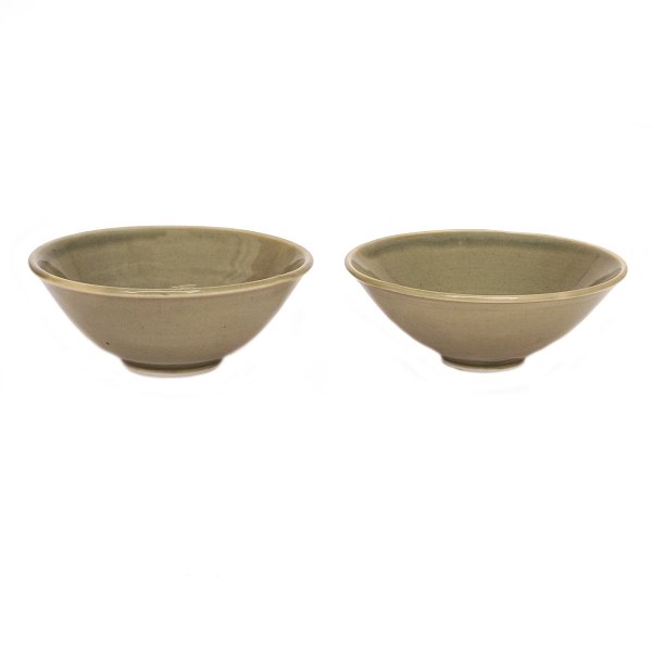 Et par Per Weiss skåle i stentøj med celadon glasur. Signeret Weiss 20. H: 6cm. D:14,5cm