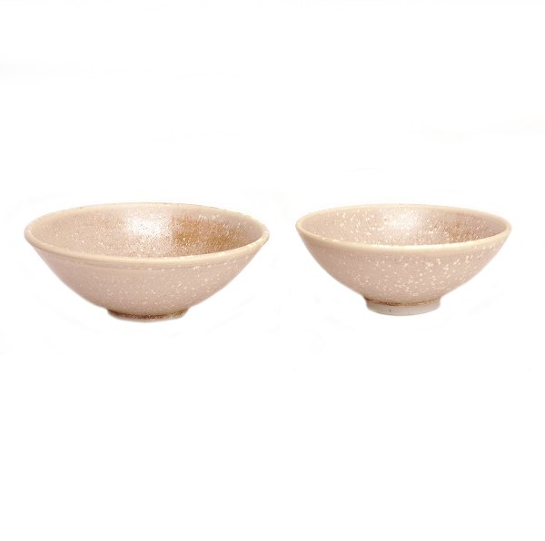 Pair of small stoneware bowls by Per Weiss. Signed Weiss 20. H: 5cm. D: 12,5-13,5cm