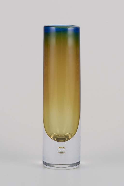 Skandinavisk glaskunstner. Cylinderformet vase af kunstglas.