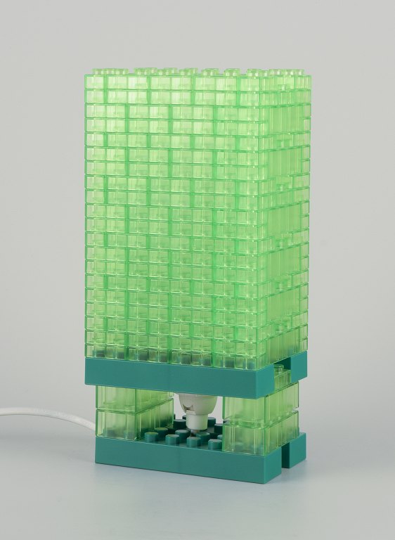 Skandinavisk design. Bordlampe i grøn plast.