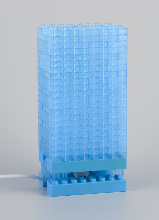 Skandinavisk design. Bordlampe i lyseblå plast.