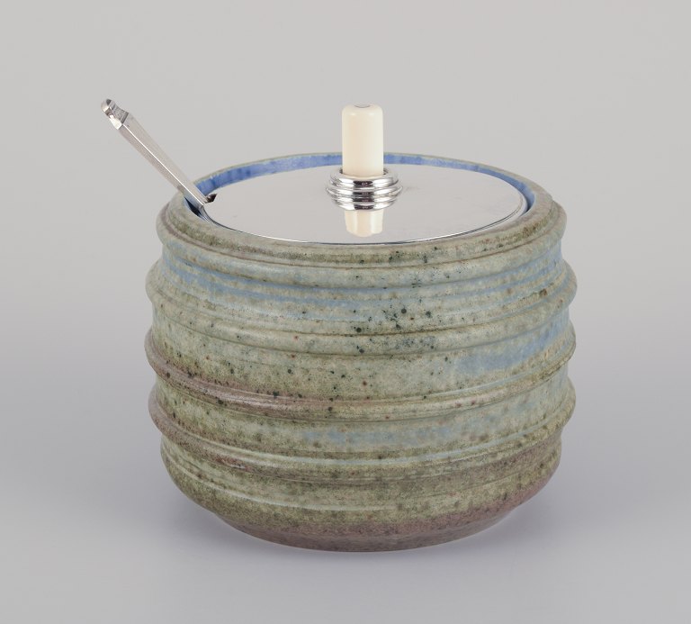 Bode Willumsen og Hans Hansen.Rund marmeladekrukke af stentøj modelleret med horisontale riller i relief.