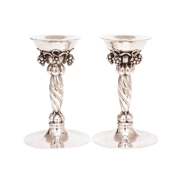 Et par store Georg Jensen druestager i sterlingsølv 263B. Stemplet Georg Jensen efter 1945. God stand. H: 20,5cm