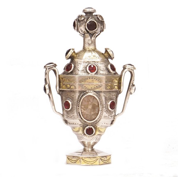 Delvist forgyldt hovedvandsæg prydet med medaljon og glasflusser af Poul Hansen, Tønder. H: 11,5cm