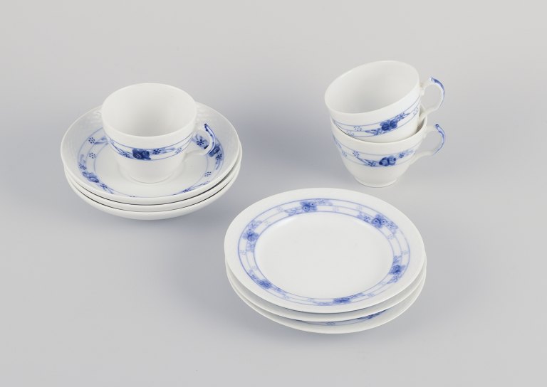 Early Royal Copenhagen Rosenknop / Blå Rose coffee set for three persons in hand-painted porcelain.