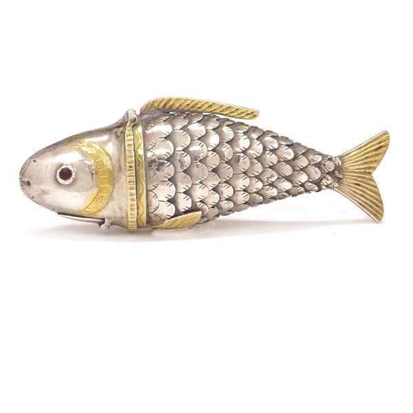 Hovedvandsæg af delvist forgyldt sølv i form af fisk af Christian Andersen, Leck, Sydslesvig, ca. år 1800. L: 9,5cm
