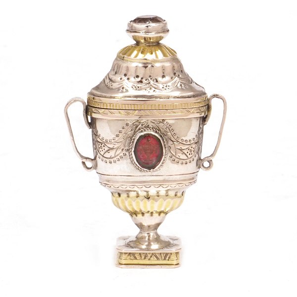 Danish silver vinaigrette by Martin Petersen Hommelhoff, Tønder, 1796-1827. H: 8,2cm