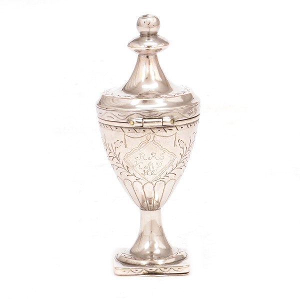 Hovedvandsæg i sølv udført af Peter Christian Clausen, Kolding, 1761-1811. H: 8,7cm