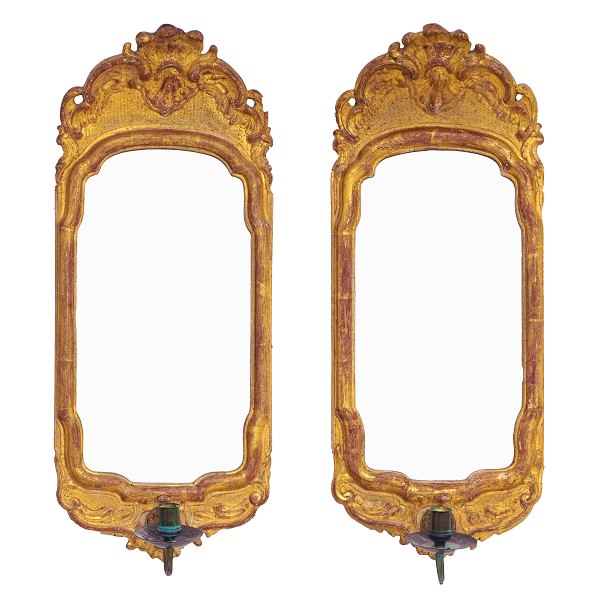 Et par svenske rokoko lampetspejle med forgyldninger og facetslebet glas. Sandsynligvis Stockholm ca. år 1760. Mål: 60x24,5cm