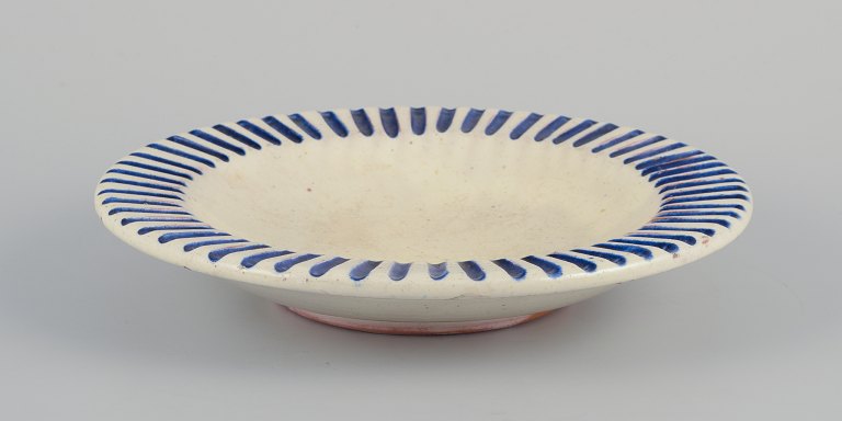 Dansk studiokeramiker.Keramikskål med rillet design. Håndlavet.