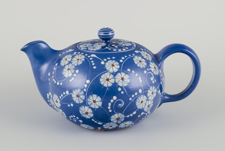 Kähler, Danmark.Stor ”Marguerite” tekande med blå glasur.