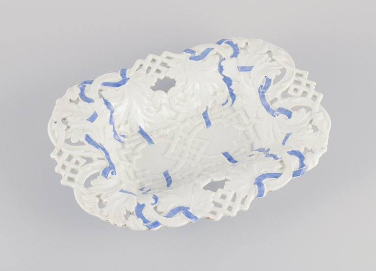 Meissen, Tyskland.Stor firkantet skål i porcelæn.