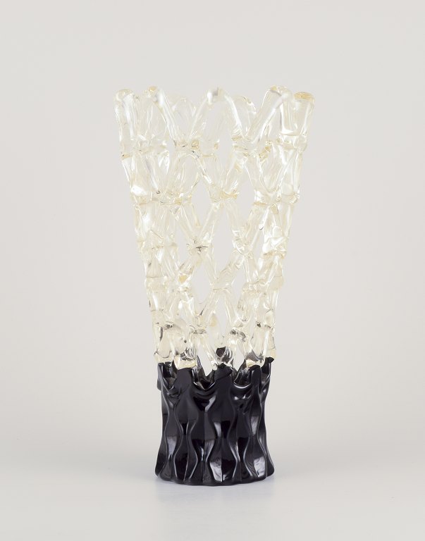 Murano, Italien. Eksklusiv Murano kunstglasvase med raffineret gitterdesign.