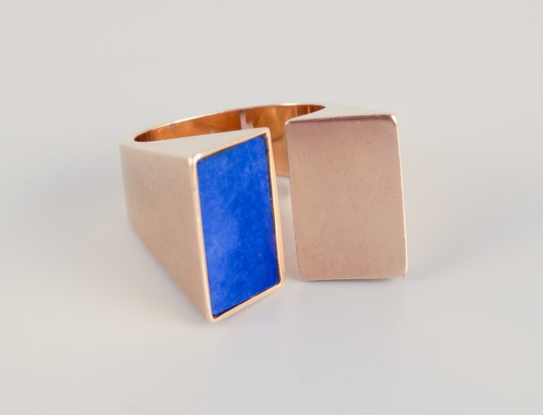 Ole Lyngaard, Danmark.14 karat kraftig guldring med lapis lazuli.