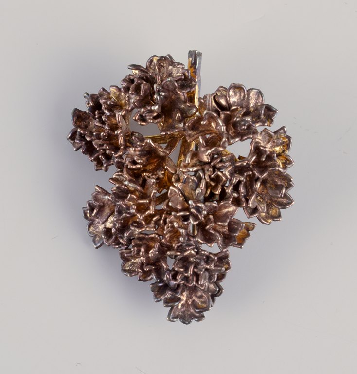 Flora Danica Jewellery, produced by Eggert. Large brooch in gold-plated sterling silver.