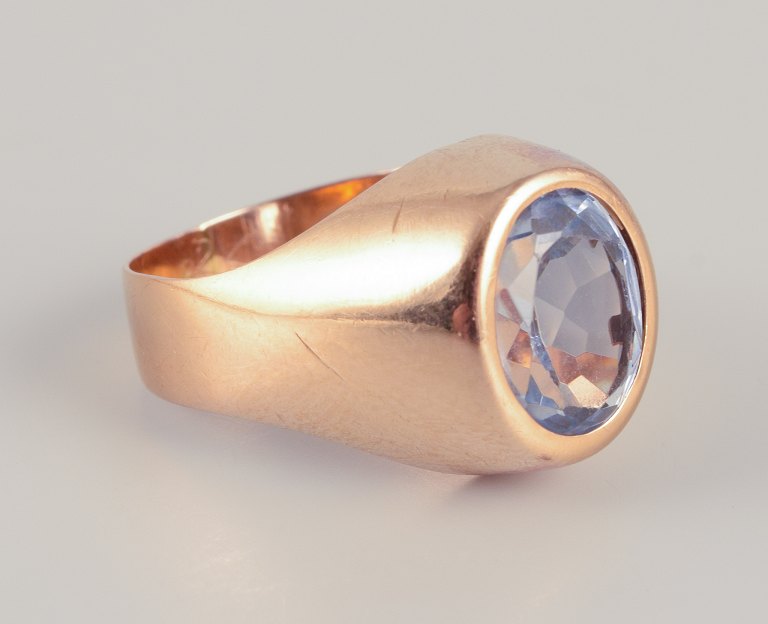 18 karat gold ring adorned with light blue semi-precious stones.