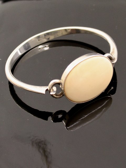 N E From bangle