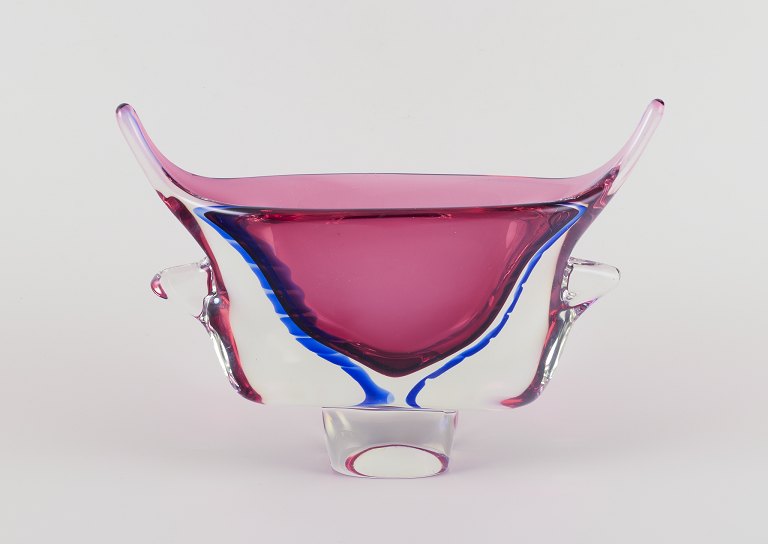Murano, Italien. Dekorativ ”Sommerso” glasvase med hanke.I violet, klart og blåt kunstglas.