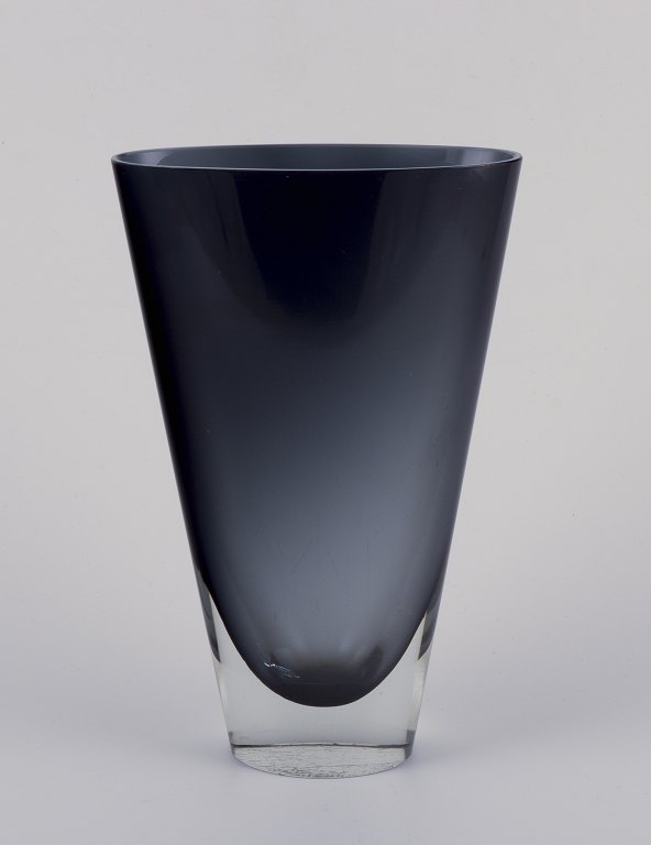 Kaj Franck, finsk glaskunstner, for Nuutajärvi Notsjö. Unika kunstglasvase med konisk form.