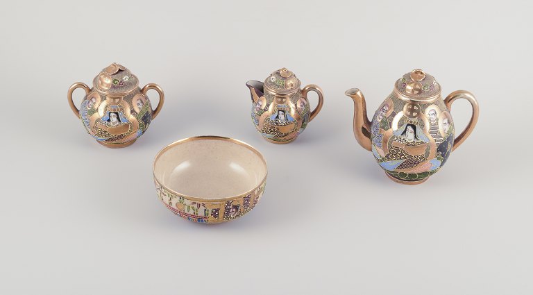 Satsuma, Japan. Et egoist te-sæt bestående af tekande, sukkerskål, flødekande samt skål.	Hånddekoreret porcelæn med klassiske scenerier.