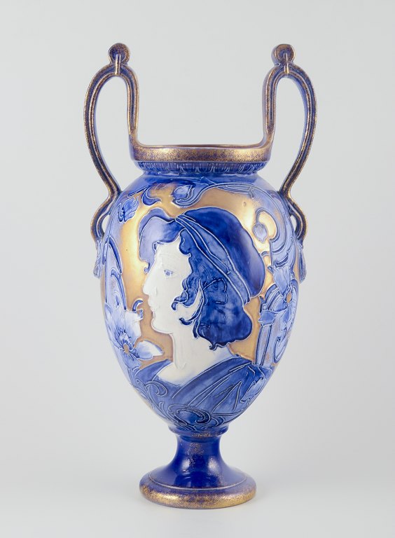 Thomas Forester & Sons, England.Stor Art Nouveau vase med to hanke.