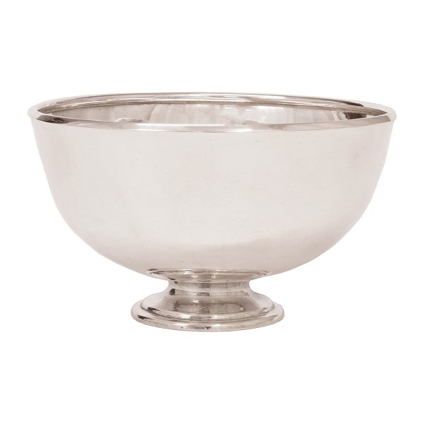 Large sterling silver bowl by Hans Hansen, Denmark, signed 1946. H: 11cm. D: 20cm. W: 730gr