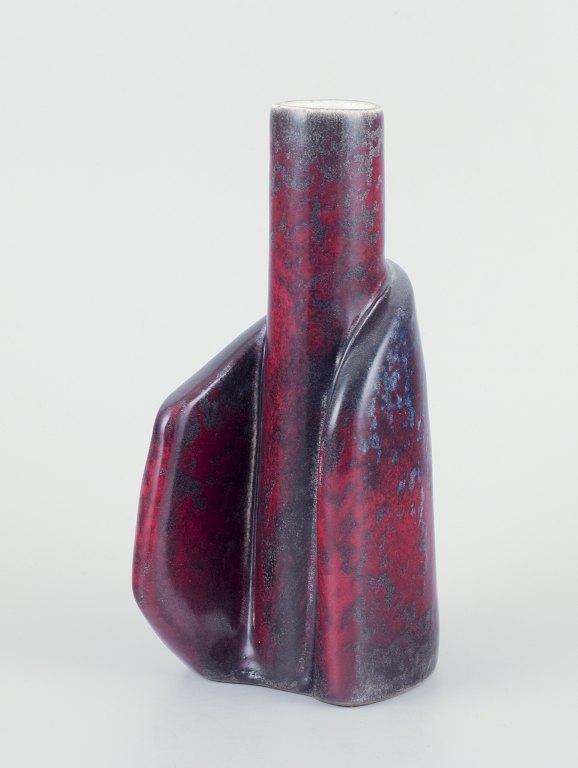 Birger Åström (1931-2020), svensk keramiker.Unika vase af keramik. Organisk form.