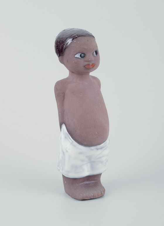 Mari Simmulson for Upsala Ekeby.Figur af barn. Glaseret stentøj.