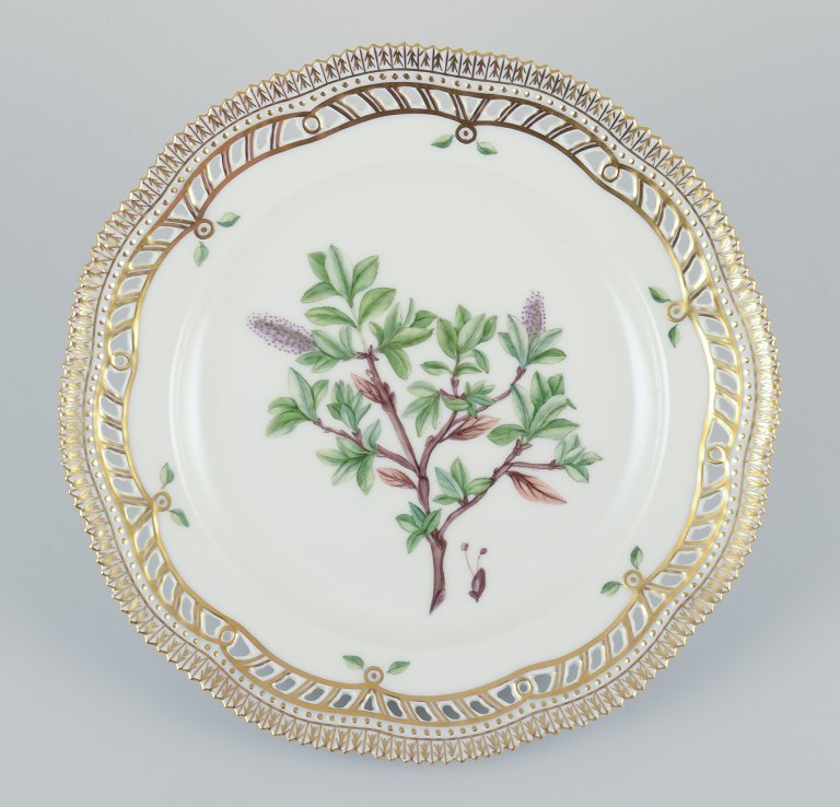 Royal Copenhagen Flora Danica, gennembrudt tallerken i håndmalet porcelæn med blomster og gulddekoration.