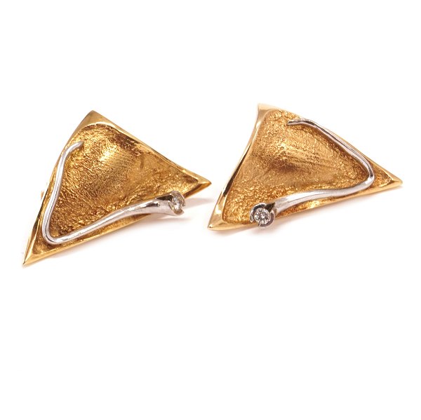 Pair of Ole Lynggaard 14kt gold ear clips each with a diamond of each ca. 0,1ct. Size: 18x34mm
