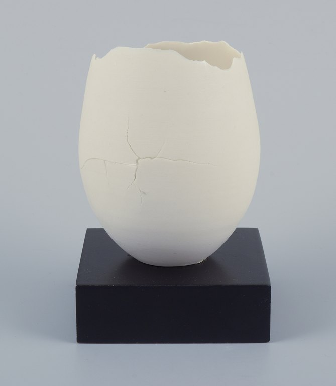 Brigitte Linde, Swedish ceramicist.Unique egg of white porcelain. On black wooden base.