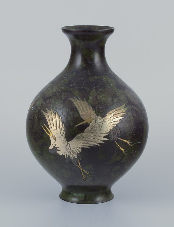 Japan, stor rund vase i messing.Motiv af traner i sølv.