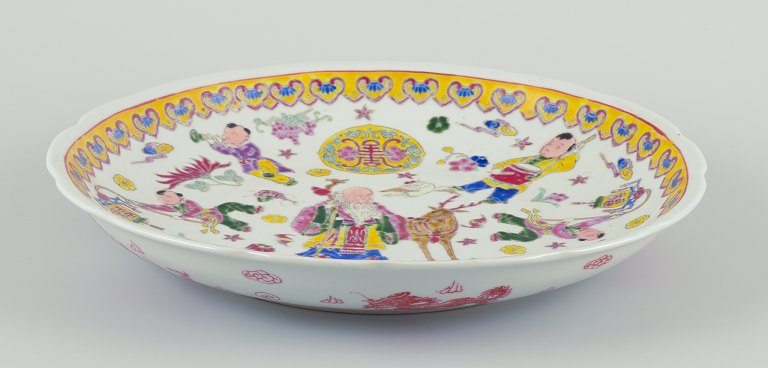 Antikt kinesisk fad af porcelæn.Håndmalet i polykrom glasur.