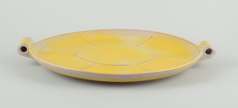Finsk keramikfad i Art Deco-stil. Med to hanke.Gul glasur. Håndmalet.