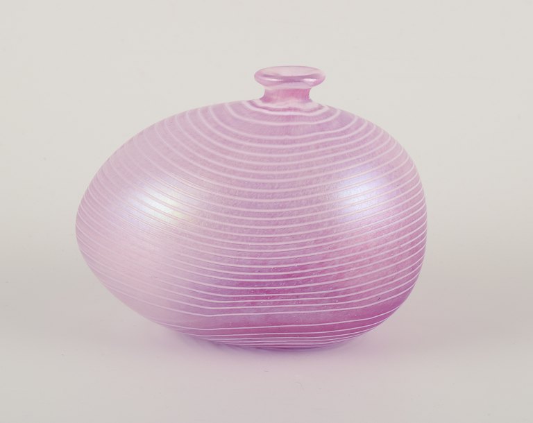 Bertil Vallien for Kosta Boda (f. 1938), svensk glaskunstner.”Afrodite” vase af kunstglas.