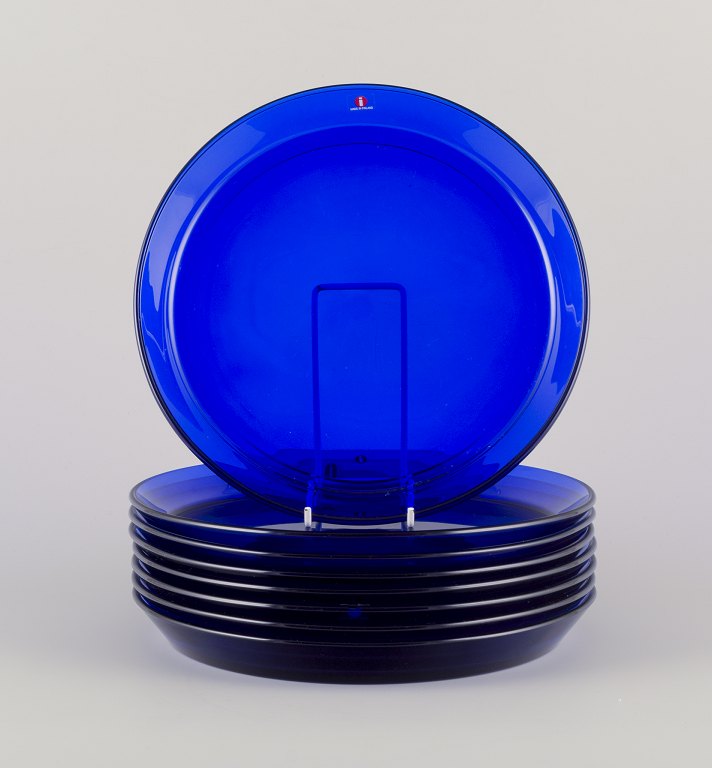 Kaj Franck (1911-1989) for Iittala, finsk glaskunstner.Et sæt på otte ”Kartio” tallerkener i blåt kunstglas.