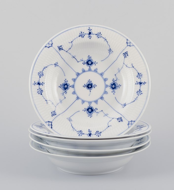 Royal Copenhagen Musselmalet Riflet.Et sæt på fem dybe tallerkener.