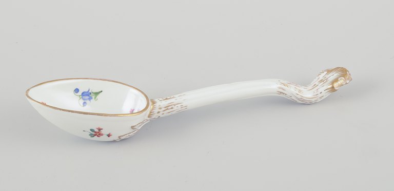 Meissen, Tyskland. Stor antik ske af porcelæn.