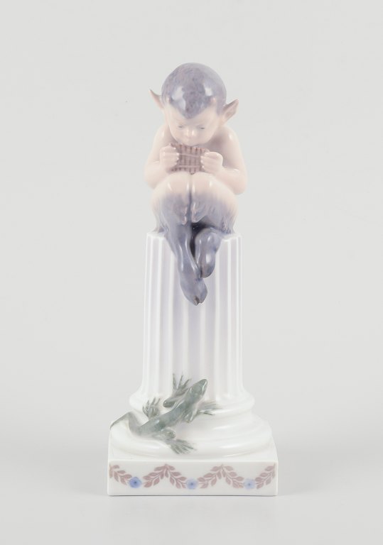 Royal Copenhagen, figur af porcelæn.Fløjtende Pan siddende på sokkel med salamander.