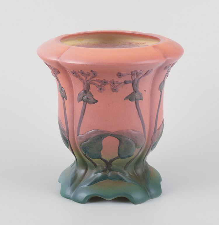 Ipsens Enke, keramikvase med glasur i orange og grønne toner.Blomstermotiver i relief.